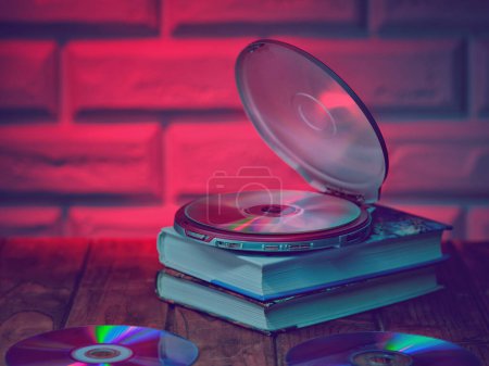 Foto de CD (MP3), discs and books on the table in retrowave style - Imagen libre de derechos