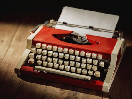 Foto de Máquina de escribir roja sobre la mesa - Imagen libre de derechos