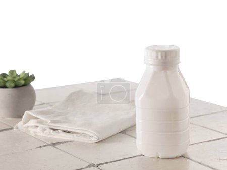 Téléchargez les photos : Bouteille de lait en plastique sur fond isolé - en image libre de droit