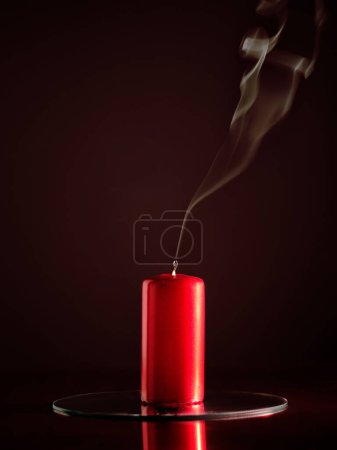 Téléchargez les photos : Bougie rouge éteinte avec réflexion - en image libre de droit