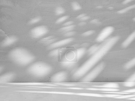 Téléchargez les photos : Mur en béton avec ombres naturelles, fond abstrait - en image libre de droit