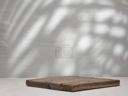Foto de Tablero rústico de madera sobre fondo blanco texturizado con sombras - Imagen libre de derechos