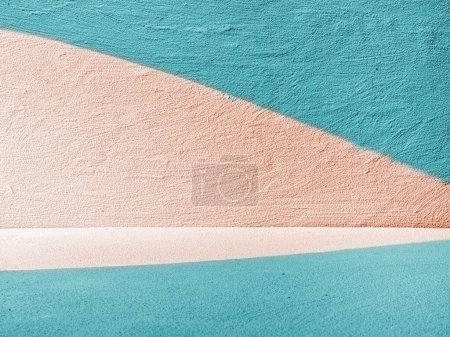Foto de Sombra diagonal azul y rosa en pared texturizada. Fondo de presentación del producto - Imagen libre de derechos