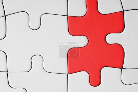 Téléchargez les photos : Puzzle blanc avec pièce absente rouge - en image libre de droit