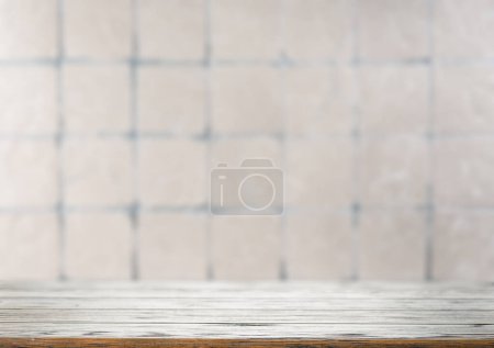 Téléchargez les photos : Mur de carreaux de céramique avec surface de table en bois - en image libre de droit