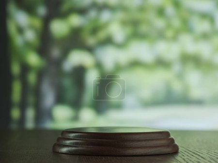 Foto de Podio de madera para la presentación del producto sobre un fondo natural - Imagen libre de derechos