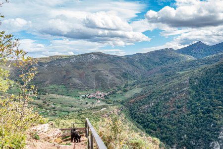 Téléchargez les photos : Chemin mythologique du mont Hozarco. La Cantabrie. Espagne. - en image libre de droit