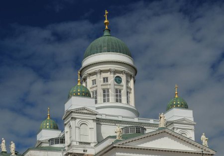 Foto de Catedral de Helsinki Finlandia en un hermoso día soleado de verano con un cielo azul claro - Imagen libre de derechos