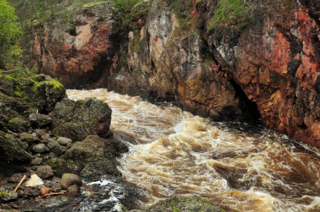 Téléchargez les photos : Gorges sauvages de la rivière Kiutakongas dans le parc national d'Oulanka Finlande Par une journée d'été nuageuse - en image libre de droit