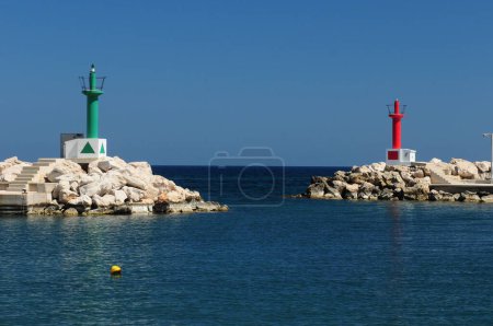 Eingang des Hafens in Cala Bona Mallorca an einem wunderschönen sonnigen Frühlingstag mit klarem blauem Himmel