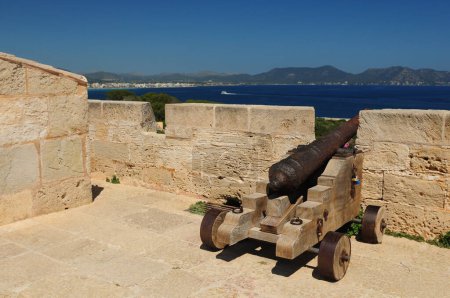 Kanone auf der Festung Castell De La Punta De N 'Amer Sant Llorenc Mallorca an einem wunderschönen sonnigen Frühlingstag mit klarem blauem Himmel