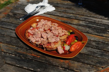 Pain grillé au thon appelé Pa Amb Oli servi sur l'île de Majorque par une merveilleuse journée ensoleillée
