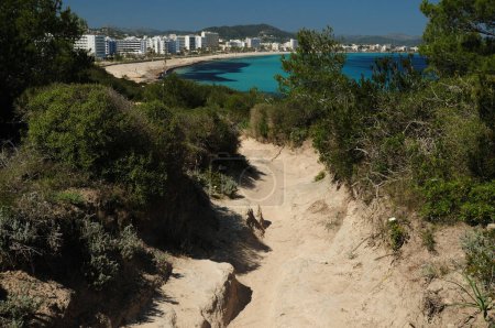 Weg von Punta De N 'Amer nach Cala Millor Mallorca an einem wunderschönen sonnigen Frühlingstag mit klarem blauem Himmel