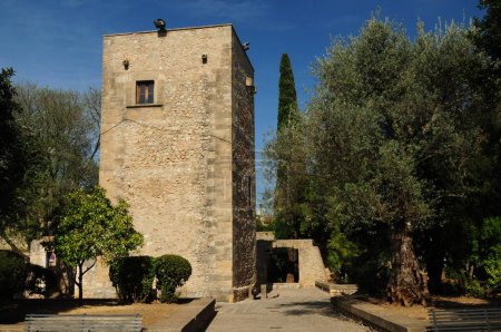 Antike Wehrturm in Pollenca Mallorca an einem wunderbaren sonnigen Frühlingstag mit einem klaren blauen Himmel