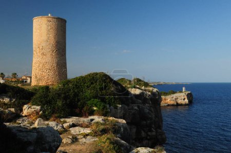 Antike Verteidigungsturm Torre Del Serral Dels Falken in Porto Cristo Mallorca an einem wunderschönen sonnigen Frühlingstag mit einem klaren blauen Himmel