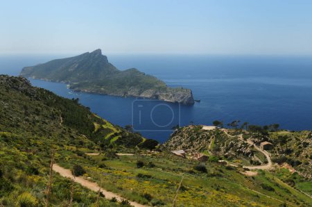 Vista desde el Monasterio de La Trapa Mallorca hasta la isla de Sa Dragonera en un maravilloso soleado día de primavera con un cielo azul claro
