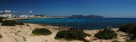 Panoramablick auf die Bucht von Cala Millor auf Mallorca an einem wunderschönen sonnigen Frühlingstag mit klarem blauem Himmel