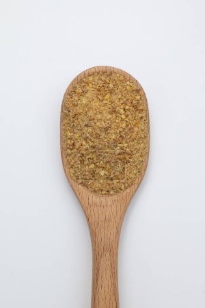 Foto de Semilla de lino molido saludable en una cuchara de madera aislada sobre un fondo blanco. - Imagen libre de derechos