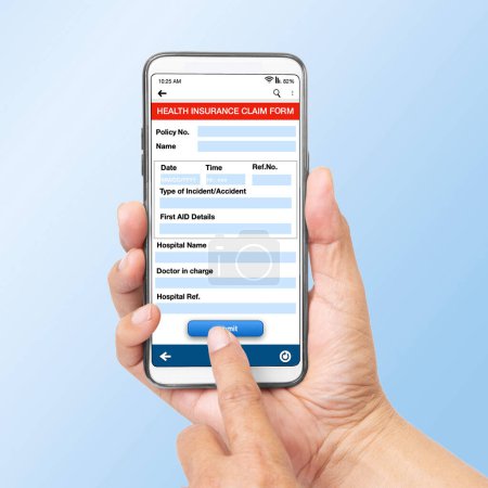 Téléchargez les photos : Application mobile du formulaire de demande d'incurance en santé montrer sur smartphone dans une main. - en image libre de droit