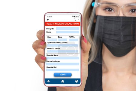 Téléchargez les photos : Femme d'affaires tenant smartphone qui montre formulaire de demande d'incurance de santé électronique à l'écran. - en image libre de droit