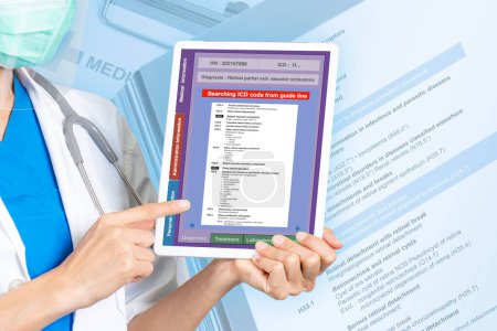 Médico femenino sosteniendo tableta digital que muestra el resultado de búsqueda del código ICD-10 con el manual ICD en segundo plano.