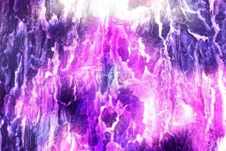 Téléchargez les photos : Fond abstrait d'écorce d'arbre retouchante avec une couleur dégradée de violet et de rose. - en image libre de droit