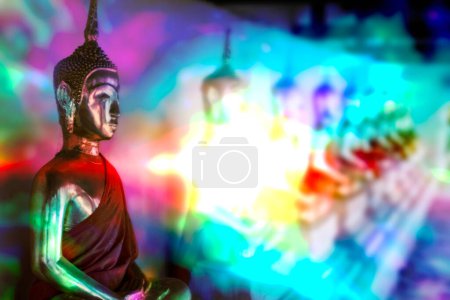 Téléchargez les photos : Méditer l'image de Bouddha et la luminosité de la lumière du Dharma représentent l'imagination lors de la méditation pour atteindre l'illumination. - en image libre de droit