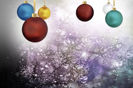 Téléchargez les photos : Balle de Noël suspendue sur fond flou de pin avec chute de neige en dégradé de couleur. - en image libre de droit