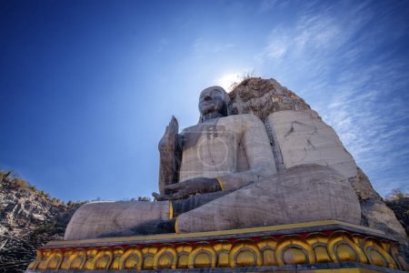 Téléchargez les photos : Photo vers le haut de la belle grande pierre sculptant Bouddha en Thaïlande. - en image libre de droit
