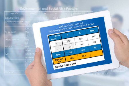 Alguien con la mano en la tableta digital que muestra tablas de análisis de datos epidemiológicos en diplay con la reunión del médico en segundo plano.