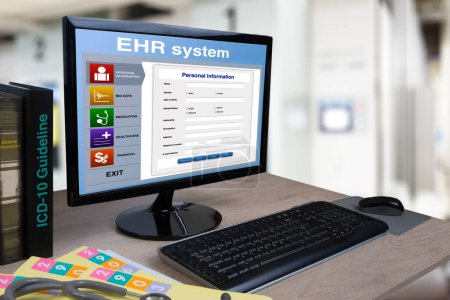 Téléchargez les photos : Ordinateur de bureau sur le bureau de travail dans le bureau de l'hôpital qui montre le système de dossier de santé électronique à l'écran. - en image libre de droit