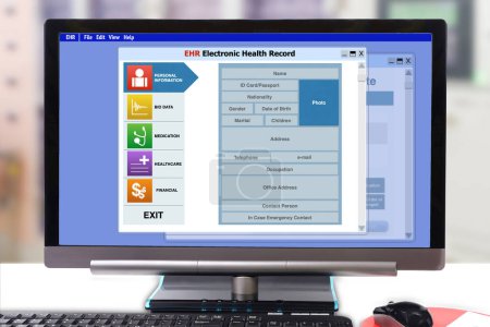 Téléchargez les photos : Système de dossiers de santé électroniques affichant à l'écran de l'ordinateur PC sur le bureau. - en image libre de droit