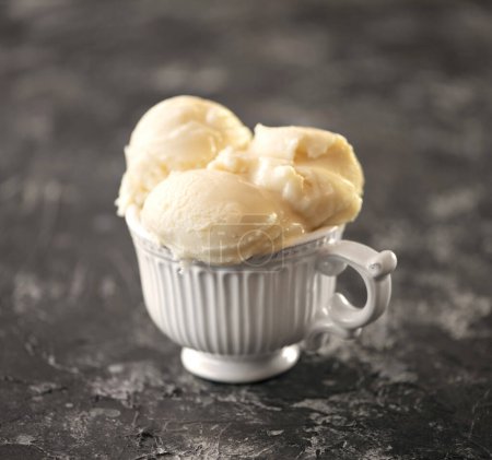 Téléchargez les photos : Glace vanille crémeuse blanche dans un bol blanc - en image libre de droit
