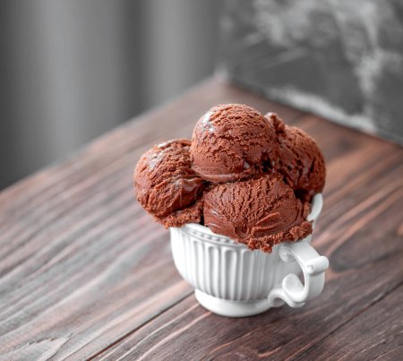 Téléchargez les photos : Boules de crème glacée au chocolat dans un bol blanc - en image libre de droit