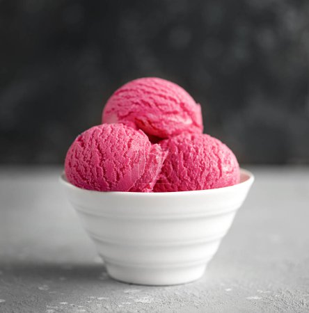 Téléchargez les photos : Boules de crème glacée rose dans un bol blanc - en image libre de droit