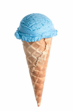 Téléchargez les photos : Crème glacée bleue au cône de gaufre isolé sur fond blanc - en image libre de droit