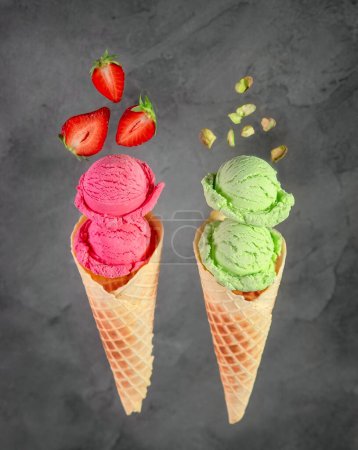 Téléchargez les photos : Glace aux pistaches et fraises sur fond noir - en image libre de droit