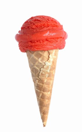 Téléchargez les photos : Glace aux fraises dans un cône de gaufre isolé sur fond blanc - en image libre de droit