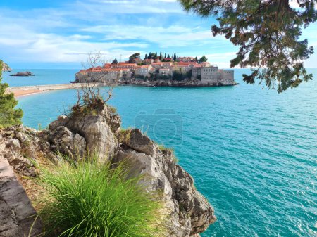 Téléchargez les photos : Vue de l'île historique de Sveti Stefan au Monténégro Budva - en image libre de droit