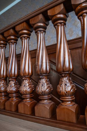 Téléchargez les photos : Escalier en bois dans une maison avec grands balustres en brun - en image libre de droit