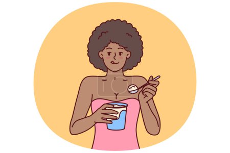 Mujer afroamericana comiendo helado disfrutando de postre frío para refrescarse después de un paseo caliente. Chica étnica rizada con helado satisface el hambre y lame los labios con ganas de refrescarse en el clima de verano