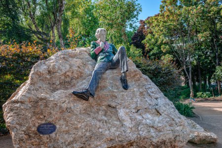 Foto de Dublín, Irlanda - 16 de septiembre de 2022: La escultura Oscar Wilde Memorial en Merrion Square Park, en conmemoración del famoso poeta y dramaturgo irlandés, diseñada y realizada por Danny Osborne. - Imagen libre de derechos