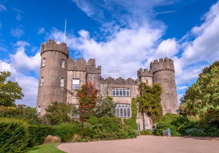 Foto de El castillo de Malahide que se encuentra en el parque regional público cerca del pueblo de Malahide, a 14 km al norte del centro de Dublín en Irlanda. - Imagen libre de derechos