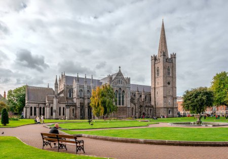 Téléchargez les photos : Dublin, Irlande - 15 septembre 2022 : Vue de la cathédrale St Patrick et du parc St Patrick. - en image libre de droit