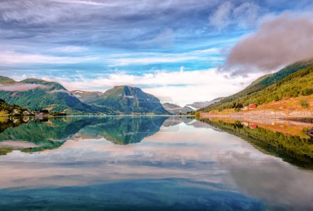 Betrachtungen über den See Jolstravatnet in der Gemeinde Sunnfjord, Kreis Vestland, Norwegen. Foto aus dem Dorf Skei.
