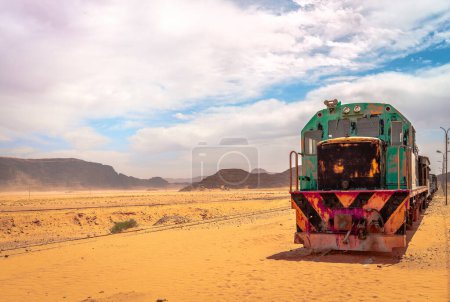 Foto de Tren obsoleto de una época pasada en Wadi Rum, el famoso desierto jordano. - Imagen libre de derechos