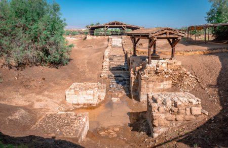 Foto de Esta es considerada la ubicación del Bautismo de Jesucristo por Juan el Bautista, en la orilla este del río Jordán, en el Jordán. - Imagen libre de derechos