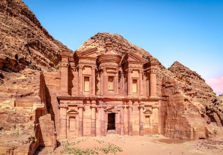 Foto de El Monasterio, sin duda uno de los monumentos más emblemáticos del Parque Arqueológico Petra en Jordania. - Imagen libre de derechos