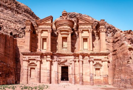 Foto de El Monasterio, sin duda uno de los monumentos más emblemáticos del Parque Arqueológico Petra en Jordania. - Imagen libre de derechos