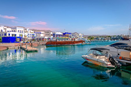Foto de Aqaba, Jordania - 15 de abril de 2023: Vista del Oasis de Ayla. Se trata de un proyecto de desarrollo inmobiliario, con el objetivo de crear una lujosa comunidad frente al mar a orillas del Read Sea. - Imagen libre de derechos